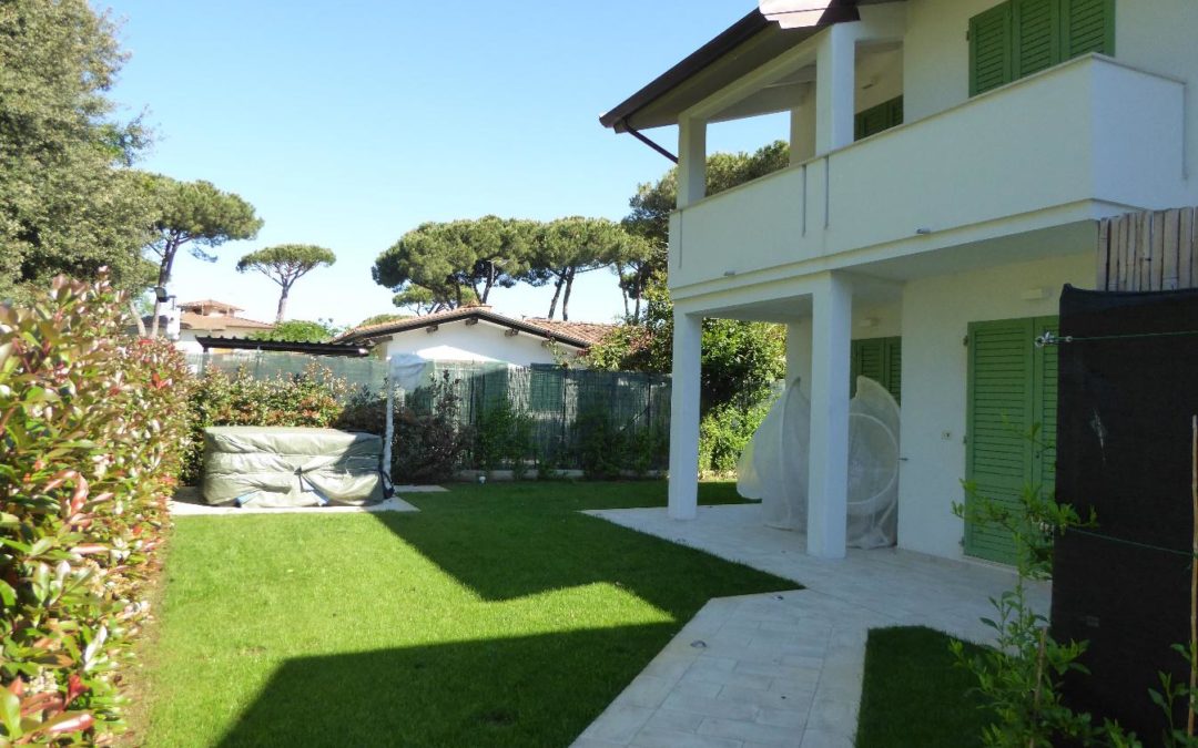 RISTRUTTURAZIONE, ADDIZIONE VOLUMETRICA E RIDISTRIBUZIONE DEGLI SPAZI INTERNI – Unità Immobiliare in Versilia