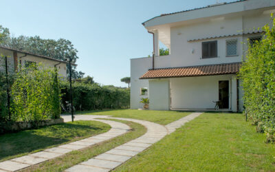 FORTE DEI MARMI, RECUPERO DI UNA TIPICA VILLA BIFAMILIARE ANNI ‘ 70 RISTRUTTURAZIONE EDILIZIA E RIQUALIFICAZIONE ENERGETICA.